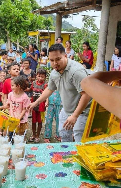 A KASIKAS volunteer serving children during a community food distribution